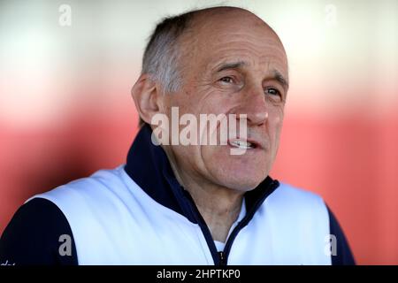 AlphaTauri-Red Bull team principio Franz Tost durante il primo giorno di test pre-stagione sul circuito di Barcellona-Catalunya, Spagna. Data foto: Mercoledì 23 febbraio 2022. Foto Stock