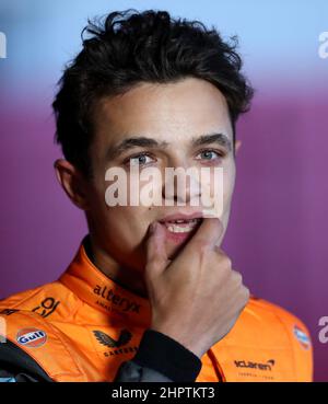 McLaren-Mercedes' Lando Norris durante il giorno uno dei test pre-stagione al circuito di Barcellona-Catalunya, Spagna. Data foto: Mercoledì 23 febbraio 2022. Foto Stock