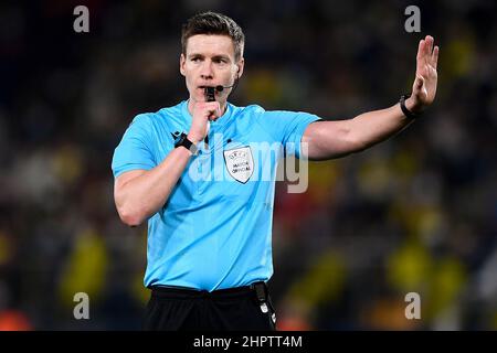 Villarreal, Spagna. 22 febbraio 2022. L'arbitro Daniel Siebert gesticola durante il round della UEFA Champions League di sedici partite di calcio della prima gamba tra Villarreal CF e Juventus FC. Credit: Nicolò campo/Alamy Live News Foto Stock