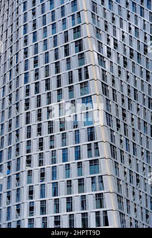 05 2021 dicembre - Dubai, Emirati Arabi Uniti: Vista ravvicinata della facciata della Torre Cayan a Dubai Marina Foto Stock