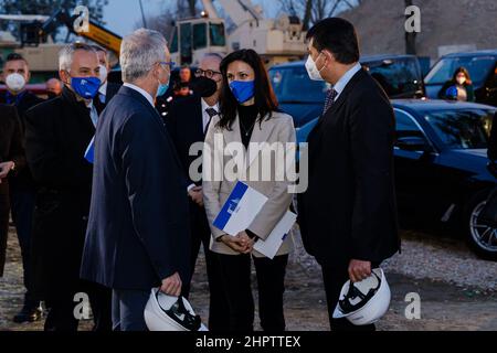 Bologna, ITALIA. Febbraio 23, 2022. Visita del Commissario europeo per l'innovazione, la Ricerca, la Cultura, l'Educazione e la Gioventù Mariya Gabriel presso la sede del supercomputer italiano Leonardo all'interno dell'area 'Tecnopolo' di Bologna. Accompagnando la visita del Commissario europeo, del Ministro italiano dell'Università e della Ricerca Maria Cristina Messa e del Ministro dell'Istruzione Patrizio Bianchi. Credit: Massimiliano Donati/Alamy Live News Foto Stock