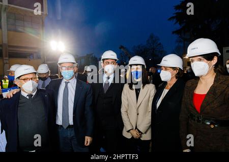 Bologna, ITALIA. Febbraio 23, 2022. Visita del Commissario europeo per l'innovazione, la Ricerca, la Cultura, l'Educazione e la Gioventù Mariya Gabriel presso la sede del supercomputer italiano Leonardo all'interno dell'area 'Tecnopolo' di Bologna. Accompagnando la visita del Commissario europeo, del Ministro italiano dell'Università e della Ricerca Maria Cristina Messa e del Ministro dell'Istruzione Patrizio Bianchi. Credit: Massimiliano Donati/Alamy Live News Foto Stock