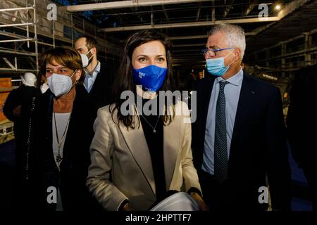 Bologna, ITALIA. Febbraio 23, 2022. Visita del Commissario europeo per l'innovazione, la Ricerca, la Cultura, l'Educazione e la Gioventù Mariya Gabriel presso la sede del supercomputer italiano Leonardo all'interno dell'area 'Tecnopolo' di Bologna. Accompagnando la visita del Commissario europeo, del Ministro italiano dell'Università e della Ricerca Maria Cristina Messa e del Ministro dell'Istruzione Patrizio Bianchi. Credit: Massimiliano Donati/Alamy Live News Foto Stock