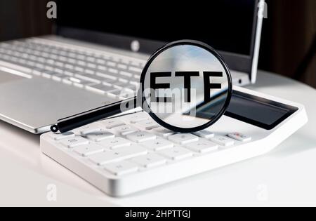 ETF, concetto di investimento composto. Acronimo tramite lente di ingrandimento. Foto di alta qualità Foto Stock