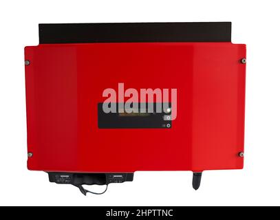Primo piano di un inverter solare rosso montato su una parete bianca Foto Stock