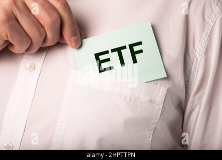Concetto di investimenti ETF. Carta con parola in tasca investitori. Foto Stock