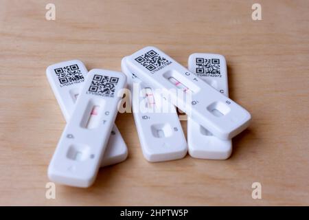 Risultati positivi e negativi del test di flusso laterale Covid-19, Sars-COV-2. Foto Stock