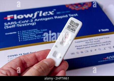 Covid-19 Lateral Flow Home Testing Kit Flowflex, NHS Test & Trace, risultato positivo. Foto Stock