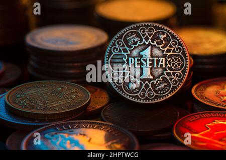 1944 Peseta spagnolo pile e Stacks in primo piano Foto Stock