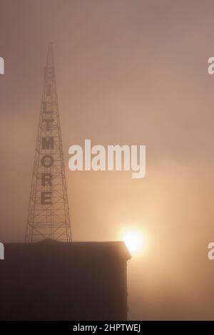 Biltmore WSB Transmission Tower in the FOG: Una vista nebbia di prima mattina di un'estremità dell'iconica e storica torre di trasmissione radio WSB originale situata in cima a questo storico hotel di Atlanta, ora di proprietà del Georgia Institute of Technology. Foto Stock