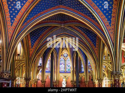 Soffitto del piano inferiore Sainte Chapelle: Stravaganti archi dorati con oro in un soffitto blu profondo dominano il livello inferiore della famosa cappella. Foto Stock