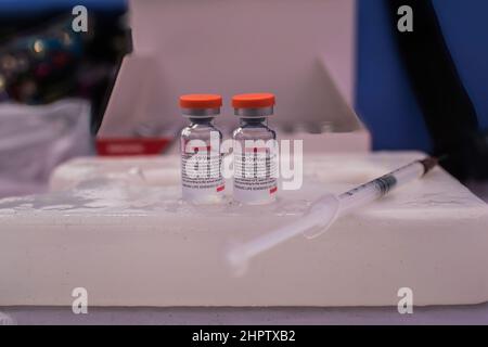 Dhaka, Bangladesh. 23rd Feb 2022. Flaconcini contenenti il vaccino Sinopharm COVID-19 (vera cellula), osservato durante una vaccinazione di massa cmapaign in Dhaka. Credit: SOPA Images Limited/Alamy Live News Foto Stock