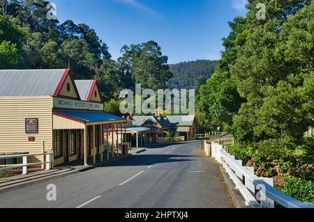 Main Street dell'ex città mineraria d'oro di Walhalla, Victoria, Australia, con l'ex scuola mineraria. Foto Stock