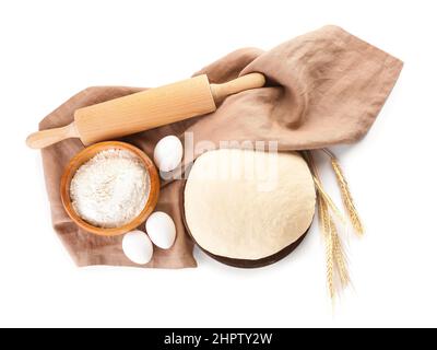 Pasta cruda con farina, spilla e uova su sfondo bianco Foto Stock