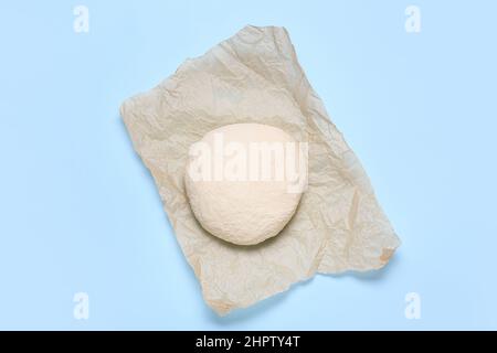 Pasta cruda su sfondo colorato Foto Stock