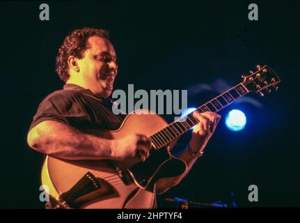 Il chitarrista francese Biréli Lagrène si prepara al Calvi Jazz Festival, Corsica, nel 1998. Foto Stock