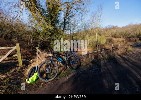 Newburn, Inghilterra: 11th Feb 2022: Ebike (e-bike) nel nord-est in una giornata invernale soleggiata. E-mountain bike parcheggiata (senza persone) Foto Stock