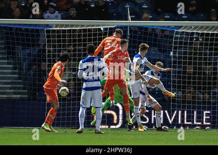 Jimmy Dunne #20 di Queens Park Rangers segna per 1-0 Foto Stock