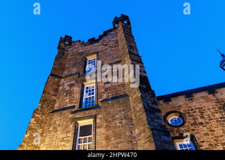 Durham UK: 30th luglio 2021: Facciata del Lumley Castle Hotel durante l'ora blu Foto Stock