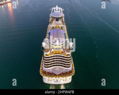 La nave da crociera AIDAprima, l'ammiraglia delle crociere AIDA, arriva a Southampton la mattina presto. Foto Stock