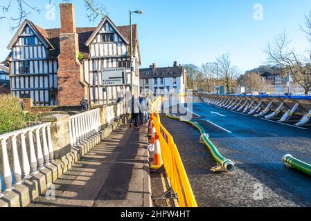 Bewdley,Worcestershire,Inghilterra,UK- Febbraio 22 2022: Sul basso lato orientale del fiume severn, vicino a Bewdley Bridge, le strade sono allagate e imp Foto Stock