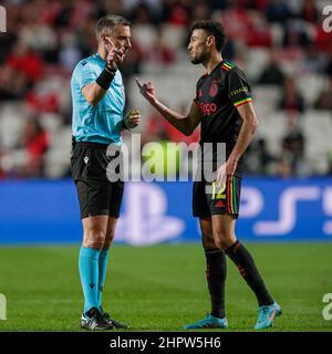 LISBONA, PORTOGALLO - 23 FEBBRAIO: Arbitro Slavko Vincic, Noussair Mazraoui di Ajax durante la partita della UEFA Champions League tra SL Benfica e AFC Ajax all'Estadio do SL Benfica il 23 febbraio 2022 a Lisbona, Portogallo (Foto di Peter Lous/Orange Pictures) Foto Stock