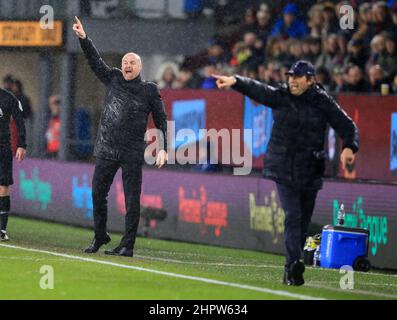 23rd febbraio 2022; Turf Moor, Burnley, Lancashire, Inghilterra; Premier League Football, Burnley contro Tottenham Hotspur; il manager di Burnley Sean Dyche e il manager di Tottenham Hotspur Antonio Conte grida istruzioni ai loro giocatori Foto Stock