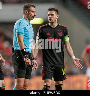 LISBONA, PORTOGALLO - 23 FEBBRAIO: Arbitro Slavko Vincic, Dusan Tadic di Ajax durante la partita della UEFA Champions League tra SL Benfica e AFC Ajax all'Estadio do SL Benfica il 23 febbraio 2022 a Lisbona, Portogallo (Foto di Peter Lous/Orange Pictures) Foto Stock