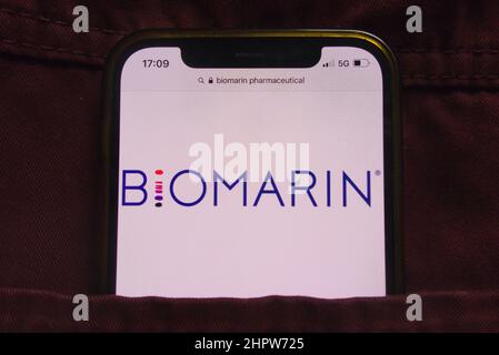 KONSKIE, POLONIA - 22 febbraio 2022: Logo BioMarin Pharmaceutical Inc visualizzato sul telefono cellulare nascosto in tasca jeans Foto Stock