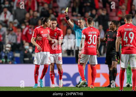 LISBONA, PORTOGALLO - FEBBRAIO 23: Darwin Nunez di SL Benfica riceve una carta gialla dall'arbitro Slavko Vincic durante la partita UEFA Champions League tra SL Benfica e AFC Ajax all'Estadio do SL Benfica il 23 Febbraio 2022 a Lisbona, Portogallo (Foto di Peter Lous/Orange Pictures) Foto Stock