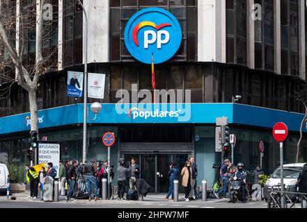 Madrid, Spagna. 23rd Feb 2022. I membri dei media si riuniscono al di fuori del partito conservatore spagnolo di centro-destra, il quartier generale del Partido Popular (PP) di Genova, in quanto il partito politico si trova nel bel mezzo della crisi interna di Madrid. Credit: SOPA Images Limited/Alamy Live News Foto Stock