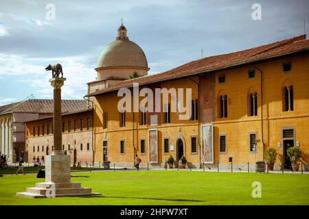 PISA - 4 agosto 2020: Paesaggio con statua del lupo Capitolino in Piazza dei Miracoli a Pisa. Foto Stock