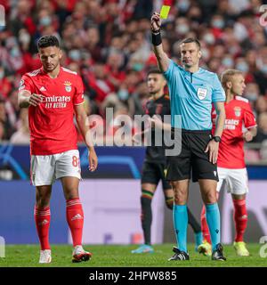 LISBONA, PORTOGALLO - FEBBRAIO 23: L'arbitro Slavko Vincic mostra una carta gialla a Goncalo Ramos di SL Benfica durante la partita della UEFA Champions League tra SL Benfica e AFC Ajax a Estadio do SL Benfica il 23 Febbraio 2022 a Lisbona, Portogallo (Foto di Peter Lous/Orange Pictures) Foto Stock