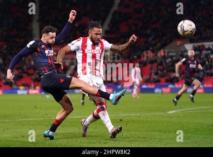 Harry Cornick di Luton Town tenta di fare un tiro in gol oltre il Liam Moore di Stoke City durante la partita del campionato Sky Bet al bet365 Stadium di Stoke. Data foto: Mercoledì 23 febbraio 2022. Foto Stock