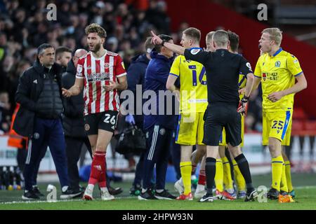 L'arbitro Matthew Donohue assegna una carta rossa a Charlie Goode #26 di Sheffield United durante la partita del campionato Sky Bet tra Sheffield United e Blackburn Rovers a Bramall Lane Foto Stock