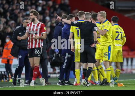 L'arbitro Matthew Donohue assegna una carta rossa a Charlie Goode #26 di Sheffield United durante la partita del campionato Sky Bet tra Sheffield United e Blackburn Rovers a Bramall Lane Foto Stock