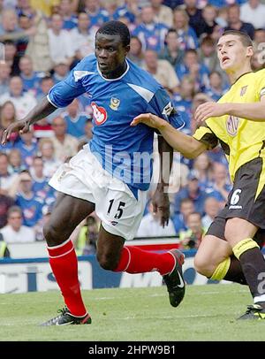 PORTSMOUTH V ASTON VILLA 16-08-03 AMDY FAYE E GARETH BARRY. PIC MIKE WALKER, 2003 Foto Stock