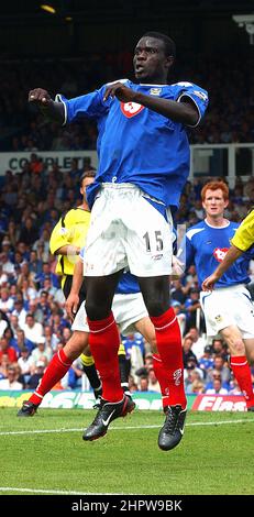 PORTSMOUTH V ASTON VILLA 16-08-03 AMDY FAYE. PIC MIKE WALKER, 2003 Foto Stock