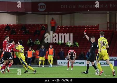 Sheffield, Regno Unito. 23rd Feb 2022. L'arbitro Matthew Donohue assegna una carta rossa a Charlie Goode #26 di Sheffield United durante la partita del Campionato Sky Bet tra Sheffield United e Blackburn Rovers a Bramall Lane a Sheffield, Regno Unito, il 2/23/2022. (Foto di James Heaton/News Images/Sipa USA) Credit: Sipa USA/Alamy Live News Foto Stock