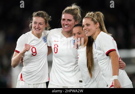 Da sinistra a destra, Ellen White, Millie Bright, Fran Kirby e Rachel Daly celebrano la partita della Arnold Clark Cup allo stadio Molineux di Wolverhampton. Data foto: Mercoledì 23 febbraio 2022. Foto Stock