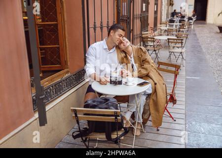 Coppia riposarsi e divertirsi insieme all'esterno Foto Stock