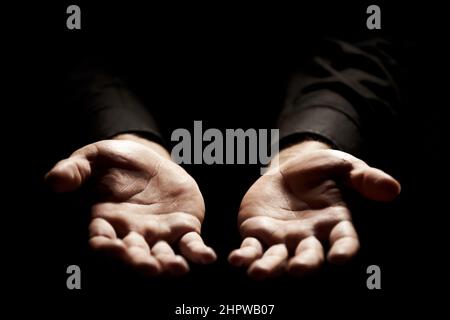 Aperto a Dio. Le mani si estendevano nell'accettazione di Dio. Foto Stock
