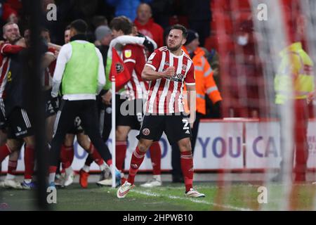 Sheffield, Inghilterra, 23rd febbraio 2022. George Baldock di Sheffield Unitedn celebra il primo goal del gioco del ben Davies di Sheffield United durante la partita del campionato Sky Bet a Bramall Lane, Sheffield. Il credito dovrebbe essere: Isaac Parkin / Sportimage Foto Stock