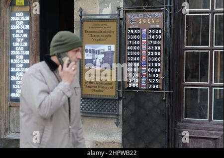 Lviv, Ucraina. 23rd Feb 2022. Un cartello che mostra i tassi di conversione presso un ufficio di cambio valuta a Lviv. (Credit Image: © Mykola TYS/SOPA Images via ZUMA Press Wire) Foto Stock