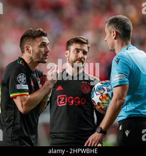 LISBONA, PORTOGALLO - 23 FEBBRAIO: Dusan Tadic di Ajax, arbitro Slavko Vincic durante la partita della UEFA Champions League tra SL Benfica e AFC Ajax all'Estadio do SL Benfica il 23 febbraio 2022 a Lisbona, Portogallo (Foto di Peter Lous/Orange Pictures) Foto Stock