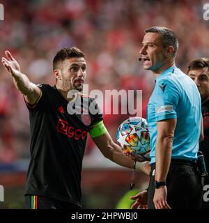 LISBONA, PORTOGALLO - 23 FEBBRAIO: Dusan Tadic di Ajax, arbitro Slavko Vincic durante la partita della UEFA Champions League tra SL Benfica e AFC Ajax all'Estadio do SL Benfica il 23 febbraio 2022 a Lisbona, Portogallo (Foto di Peter Lous/Orange Pictures) Foto Stock