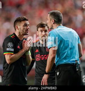 LISBONA, PORTOGALLO - 23 FEBBRAIO: Dusan Tadic di Ajax, arbitro Slavko Vincic durante la partita della UEFA Champions League tra SL Benfica e AFC Ajax all'Estadio do SL Benfica il 23 febbraio 2022 a Lisbona, Portogallo (Foto di Peter Lous/Orange Pictures) Foto Stock