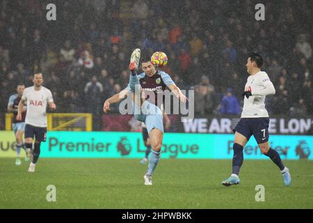 BURNLEY, REGNO UNITO. FEBBRAIO 23rd James Tarkowski di Burnley si libera durante la partita della Premier League tra Burnley e Tottenham Hotspur a Turf Moor, Burnley mercoledì 23rd febbraio 2022. (Credit: Simon Newbury | MI News) Credit: MI News & Sport /Alamy Live News Foto Stock