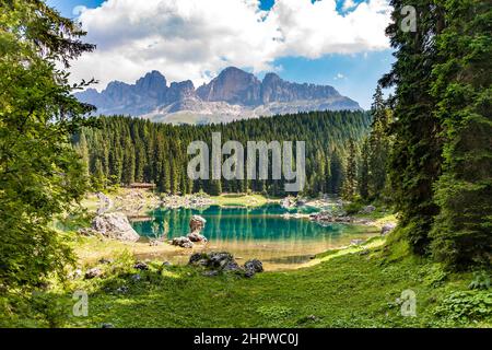 Perfettamente chiaro lago smeraldo nelle Dolomiti a Latemar Foto Stock