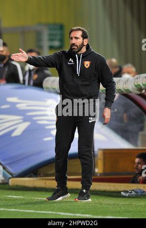 Benevento, Italia, 23 febbraio 2022. Fabio Caserta allenatore di Benevento, durante la partita del campionato italiano Serie B tra Benevento e Como risultato finale, Benevento 5, Como 0, partita disputata allo stadio Ciro Vigorito. Benevento, Italia, 23 febbraio 2022. Foto Stock